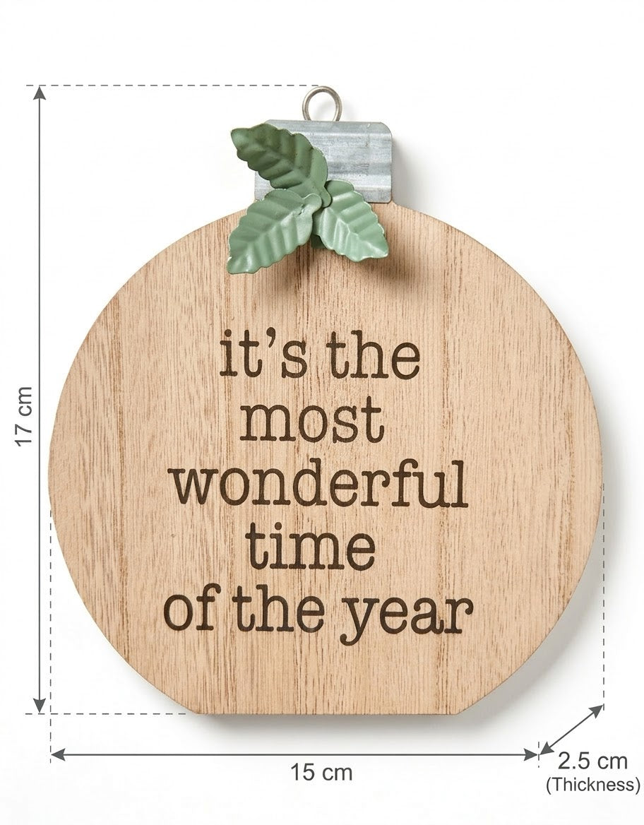 Product size infographic of the wooden Christmas bauble plaque: 17 cm height, 15 cm width, and 2.5 cm thickness, featuring embossed metal holly leaves and rustic grain finish.